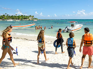 Listos para abordar el bote en la playa