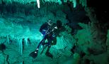 buceando dentro de cavernas