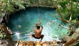 salta dentro de un cenote en medio de la jungla