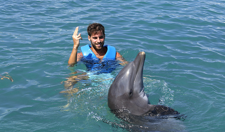 Bailando y cantando con el delfin