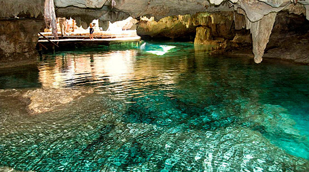 Nada dentro de pintorescos cenotes