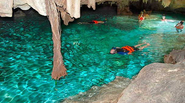 Refrescate y vive la magica experiencia de nadar en un cenote 