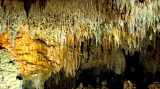 Aguas cristalinas dentro de cuevas