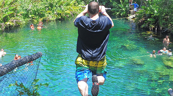 Deja que tu ATV te lleve hasta los cenotes brinca y nada en ellos