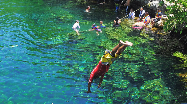 Refresacate en un cenote despues de una gran viaje en tu ATV