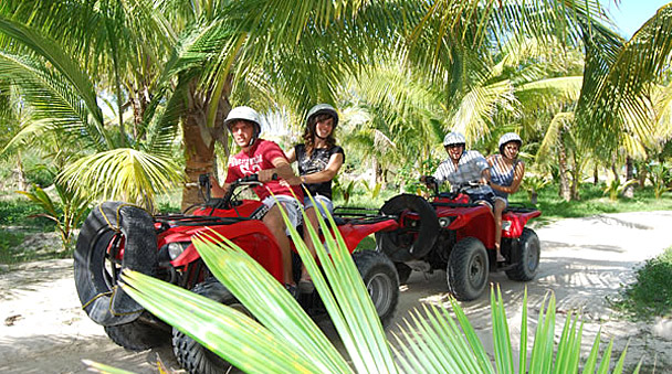 maneja a traves de la jungla en una moto todo terreno