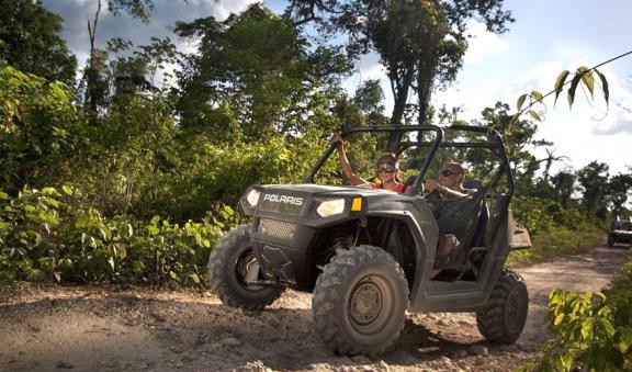 maneja tu ATV moto todo terreno hasta encontrar las tirolesas