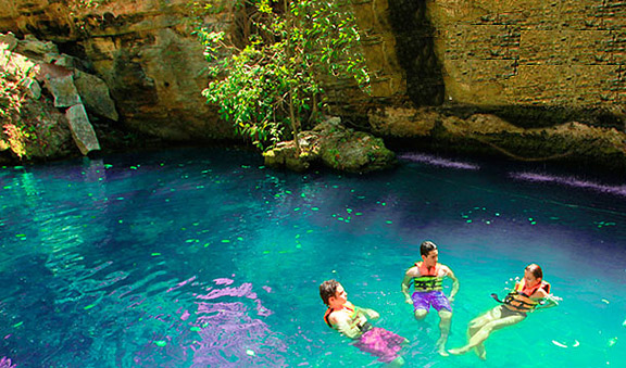 refrescate en un bello cenote