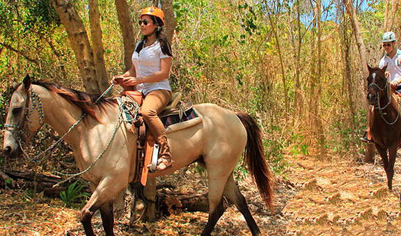 Montando un caballo en una atmosfera estilo Mexico