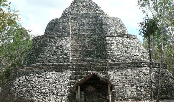 Admire ancient buildings and the great pyramid Nohoch Muul