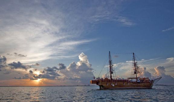 vistas de los atardeceres en el Barco Galeon EspaÃ±ol 