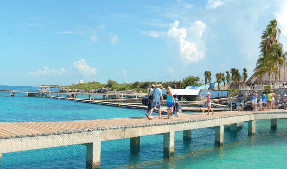 caminando por el muelle de los delfines