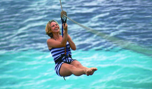 Atrevete a volar sobre el mar caribe en las tirolesas