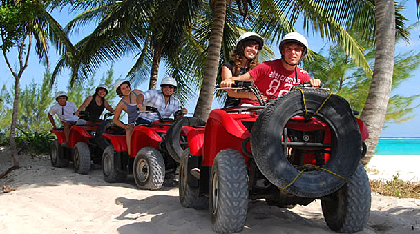 un vehiculo todo terreno en el paraiso