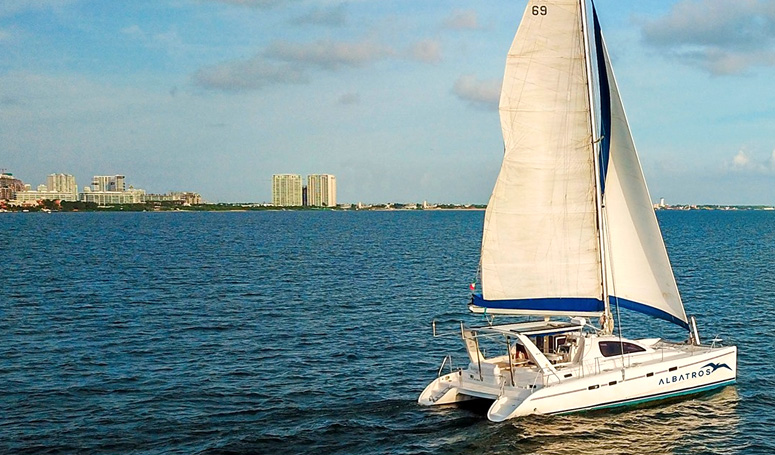 Sailing in the paradisiac Cancun