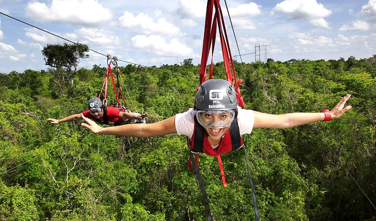 Volando como tarzan en las tirolesas del parque Selvatica