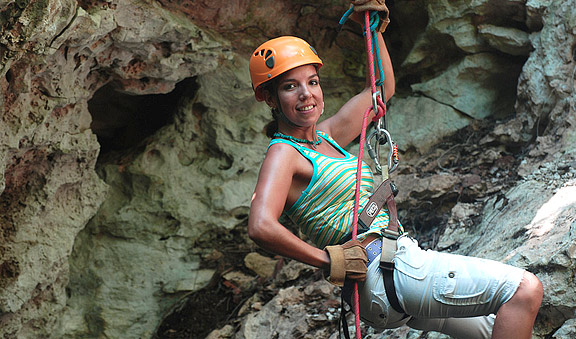 Realiza rappel dentro de un cenote